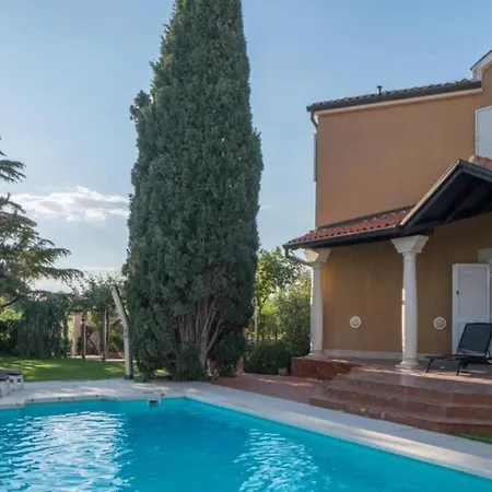 Vila Alberi With Pool *